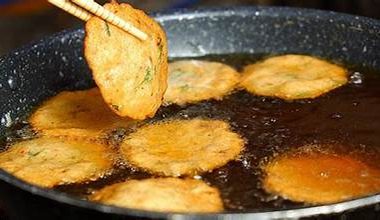 Chiên chả cá ngập dầu sạch chuẩn nhiệt