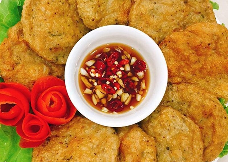 Đĩa chả cá chiên vàng ươm nguyên chất Miền Tây thơm ngon kèm nước chấm tỏi ớt